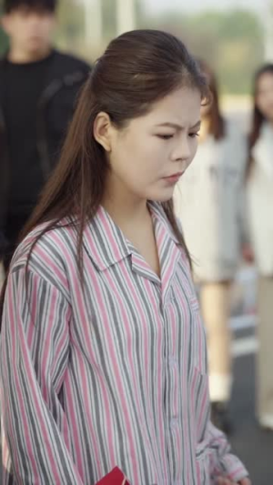 离谱你让小孩哥给大学生上课（81集）短剧在线看