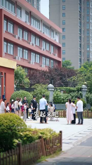 她在楼道里啃馒头，我不忍了（68集）抢先看新短剧