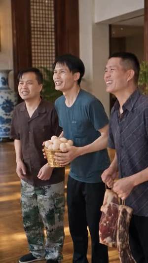 三万承包臭水沟，挖出黄金千万两（60 集）一起看短剧